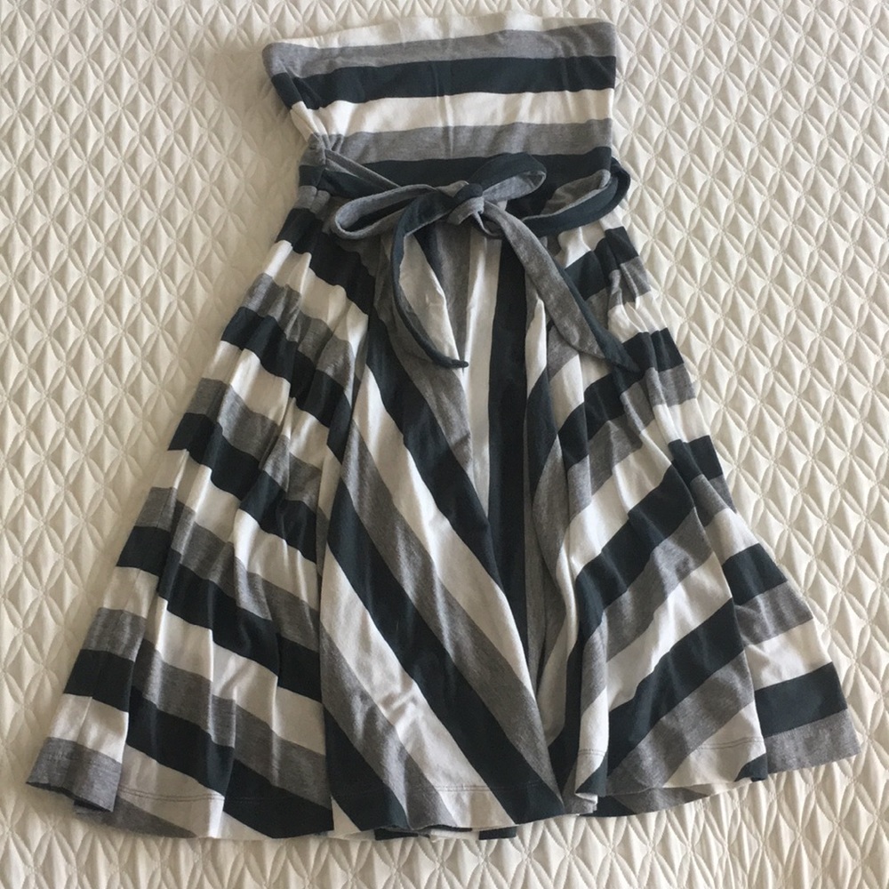 American Eagle strapless flowy dress with tie